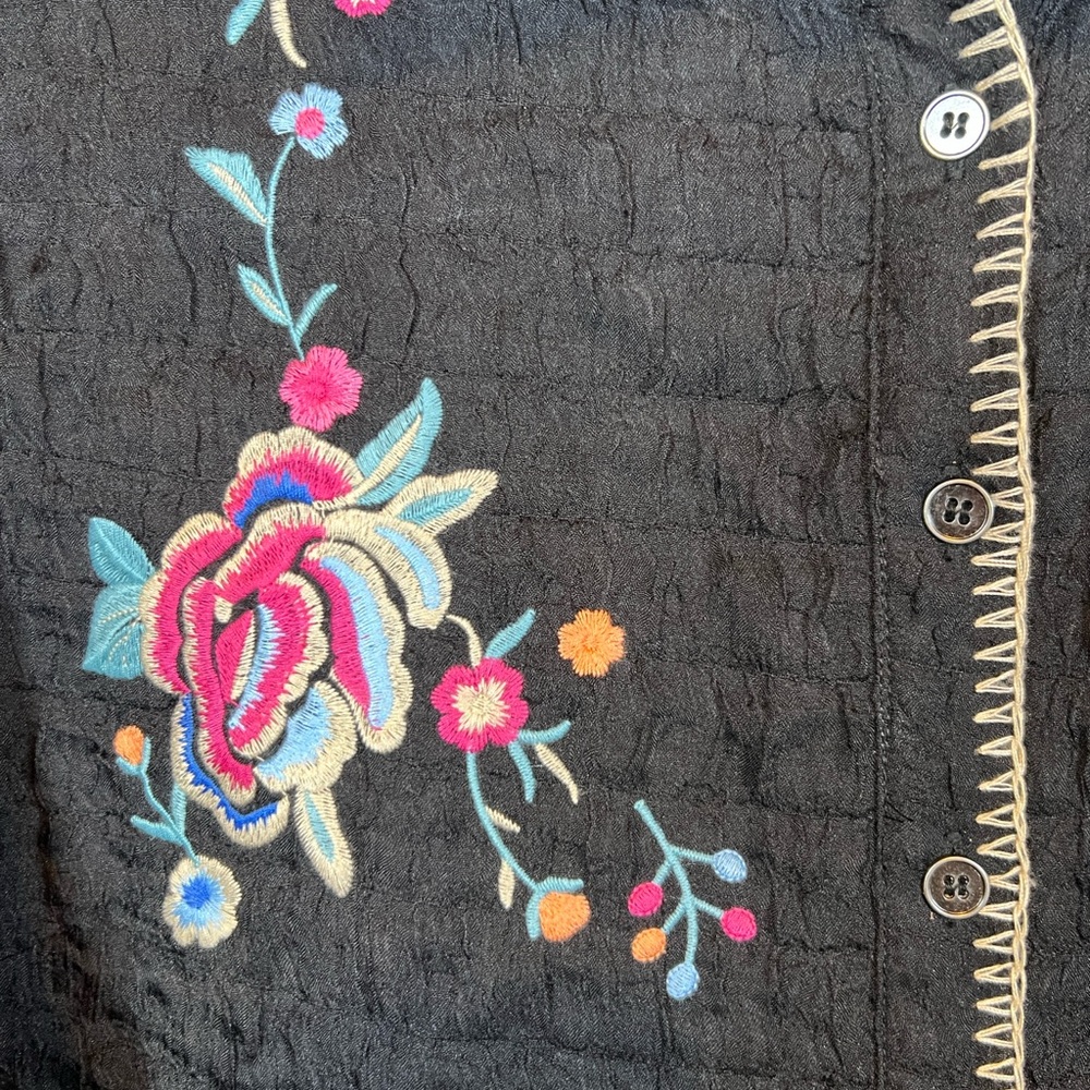 Caleoas Black w/Embroidered Floral Button-Front Blouse. Size PL - Picture 4 of 5